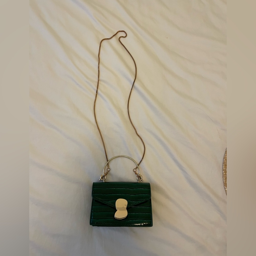 Elegant Green Croc Handbag with Gold Accents